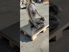 Grande escultura moderna de figuras humanas em metal abstrato