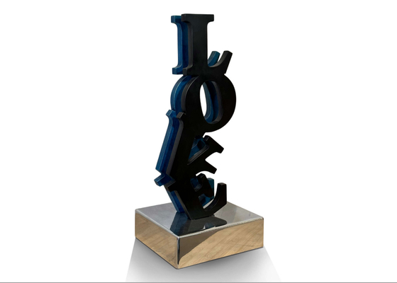 Bom preço. Arte decorativa Escultura de aço inoxidável preto e azul LOVE com base polida on-line