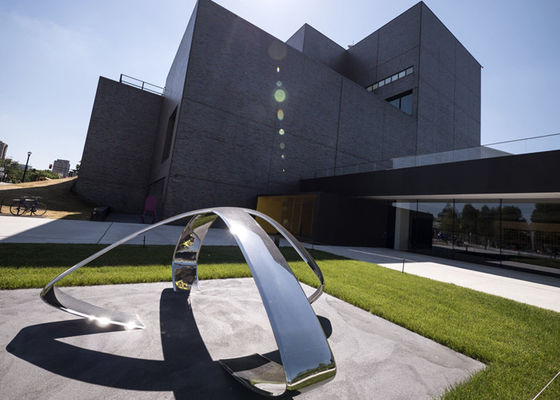 Bom preço. Escultura exterior contemporânea original do metal do revestimento do espelho para a decoração quadrada on-line