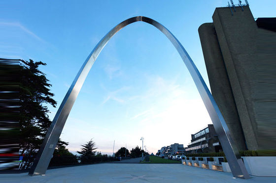 Bom preço. Escultura de aço inoxidável lustrada projeto do metal do revestimento do arco para a vária cor on-line
