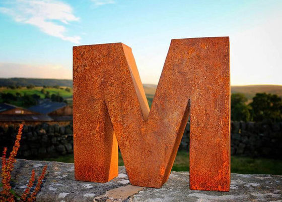 Bom preço. Escultura exterior oxidada de aço do metal da letra M da paisagem da escultura de Corten da decoração do parque on-line