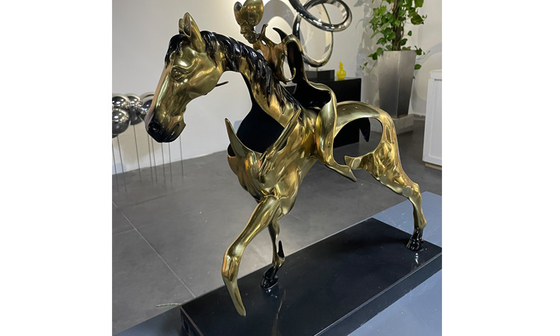 A escultura de bronze de moldação do cavalo do bronze da decoração da casa lustrou a cor do ouro
