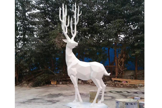 Bom preço. Esculptura de animais Estatua de veado de fibra de vidro ao ar livre Cor branca on-line