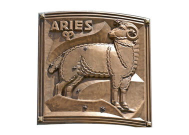 Bom preço. O Áries contemporâneo do metal bronzeia o relevo para decoração exterior/interna on-line