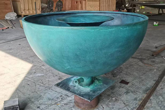 Escultura de fonte de água de bronze antigo para decoração de jardim com design de cálice