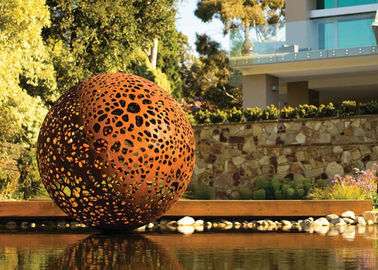 Bom preço. Escultura oca cinzelada da bola de Corten aço delicado para a decoração do jardim on-line