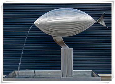 Bom preço. Característica contemporânea da água do metal da cachoeira dos peixes para a decoração do interior ou do jardim on-line