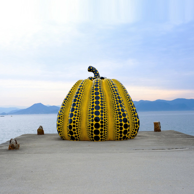 Escultura de abóbora de fibra de vidro contemporânea e colorida