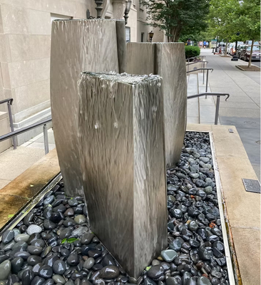 Fonte de cachoeira de escultura de metal inoxidável para jardim ao ar livre personalizada para decoração