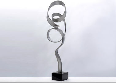 A escultura home decorativa da fita do metal, Metal o sumário exterior da escultura