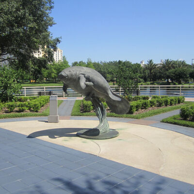 Bom preço. Grande escultura de manateu de bronze para decoração de paisagem costeira Animais marinhos Estátua de arte de jardim ao ar livre on-line