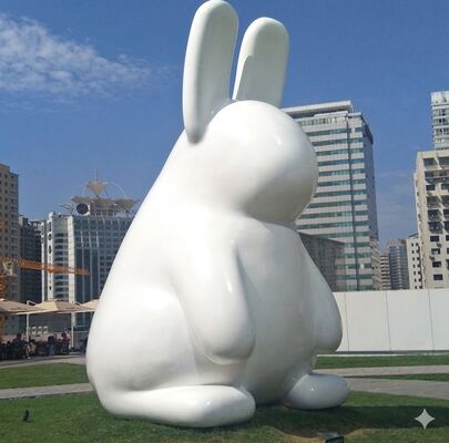 Escultura grande de coelho branco pintada em aço inoxidável