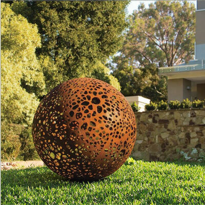 Bom preço. Escultura de esfera metálica oca enferrujada de aço corten decorativa de jardim grande com design perfurado para arte de paisagem ao ar livre on-line