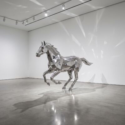 Bom preço. Escultura Geométrica Moderna de Cavalo Galopante Espelho Polido de Aço Inoxidável Estátua de Arte para Jardim de Luxo, Lobby do Hotel e Plaza ao Ar Livre on-line