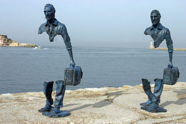 Bom preço. Estátua famosa do bronze do projeto do viajante da carcaça, tamanho de bronze do costume das estatuetas on-line