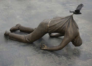 Bom preço. Gravidade surpreendentemente de bronze do homem do metal da estátua - artistas de provocação da escultura on-line