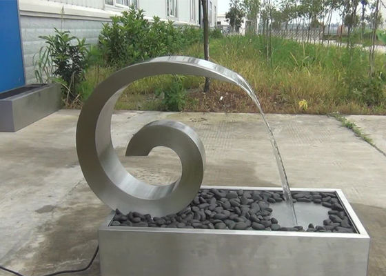 Bom preço. O chuveiro de aço inoxidável da fonte 304 arqueou a cortina de água da cobra para a piscina on-line